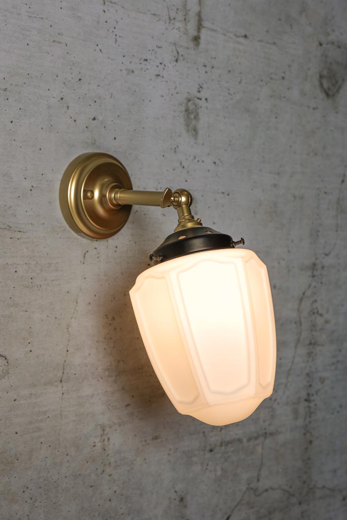 Wall light with short straight arm in gold/ brass finish