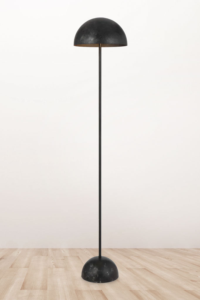 Newman Floor lamp in black. 