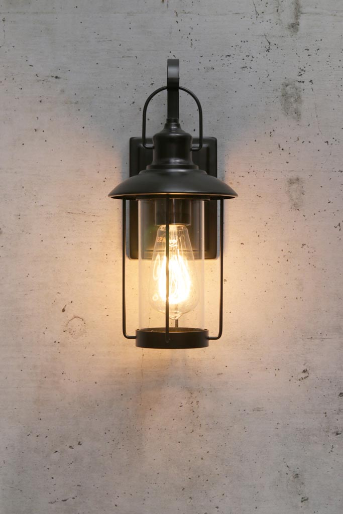 Outdoor wall light with classic lantern design . 