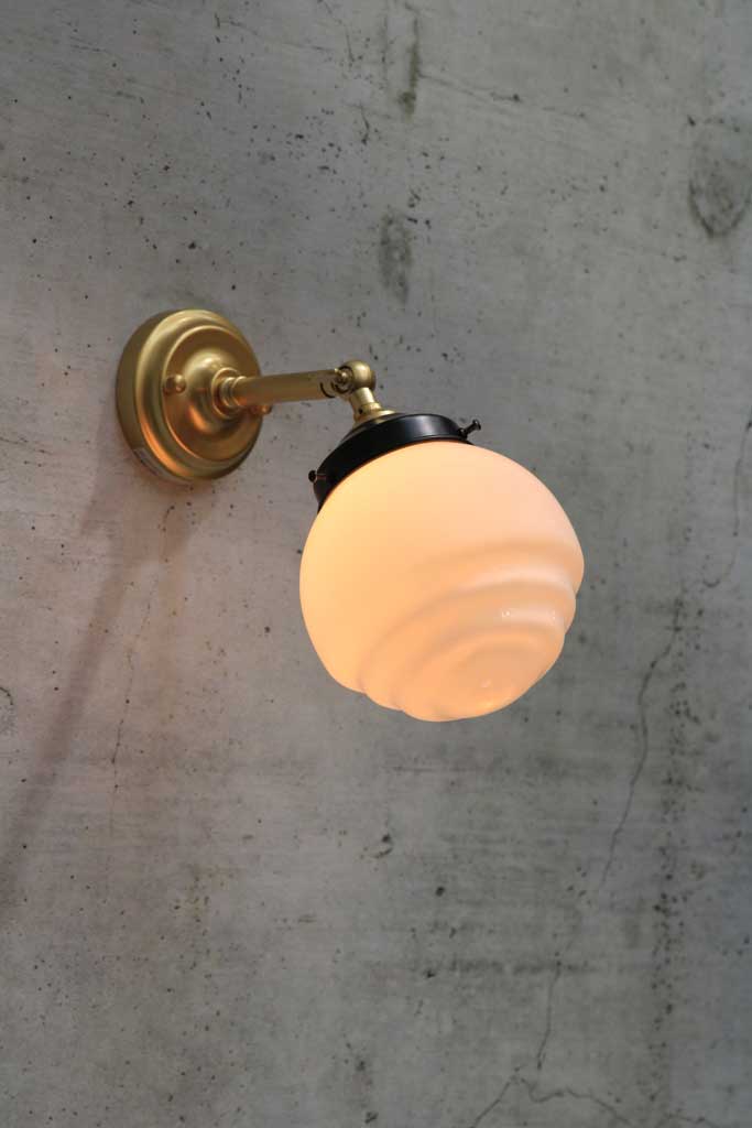 Wall light with adjustable gold/brass steel sconce