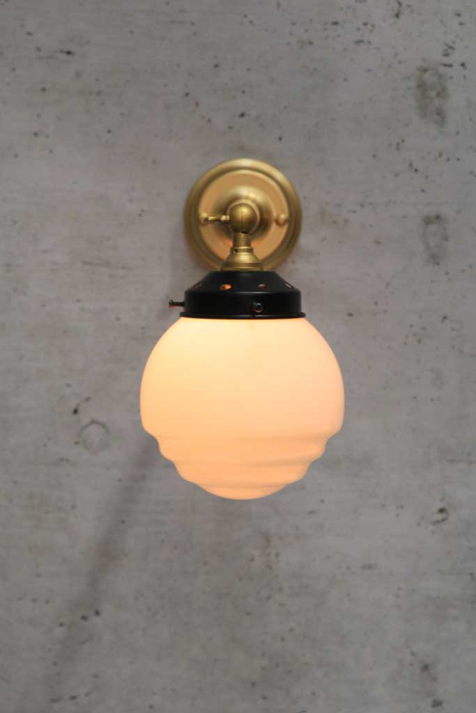 Wall light with adjustable gold/brass steel sconce