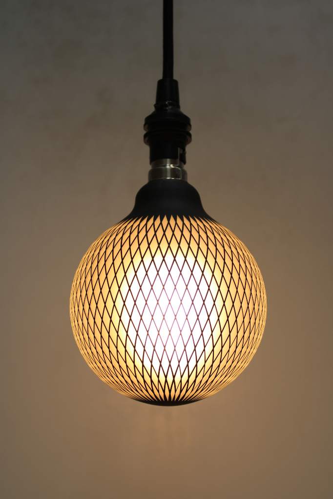 Decorative bulb with net pattern