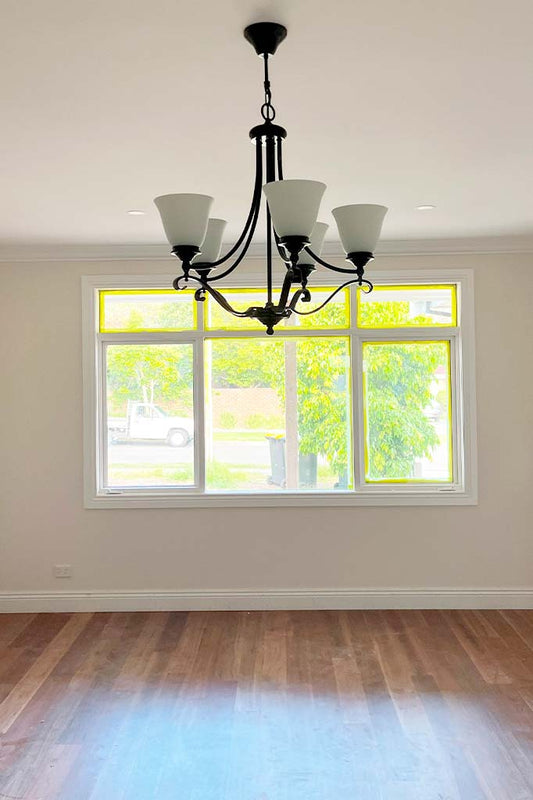 5 lights chandelier in an empty living room