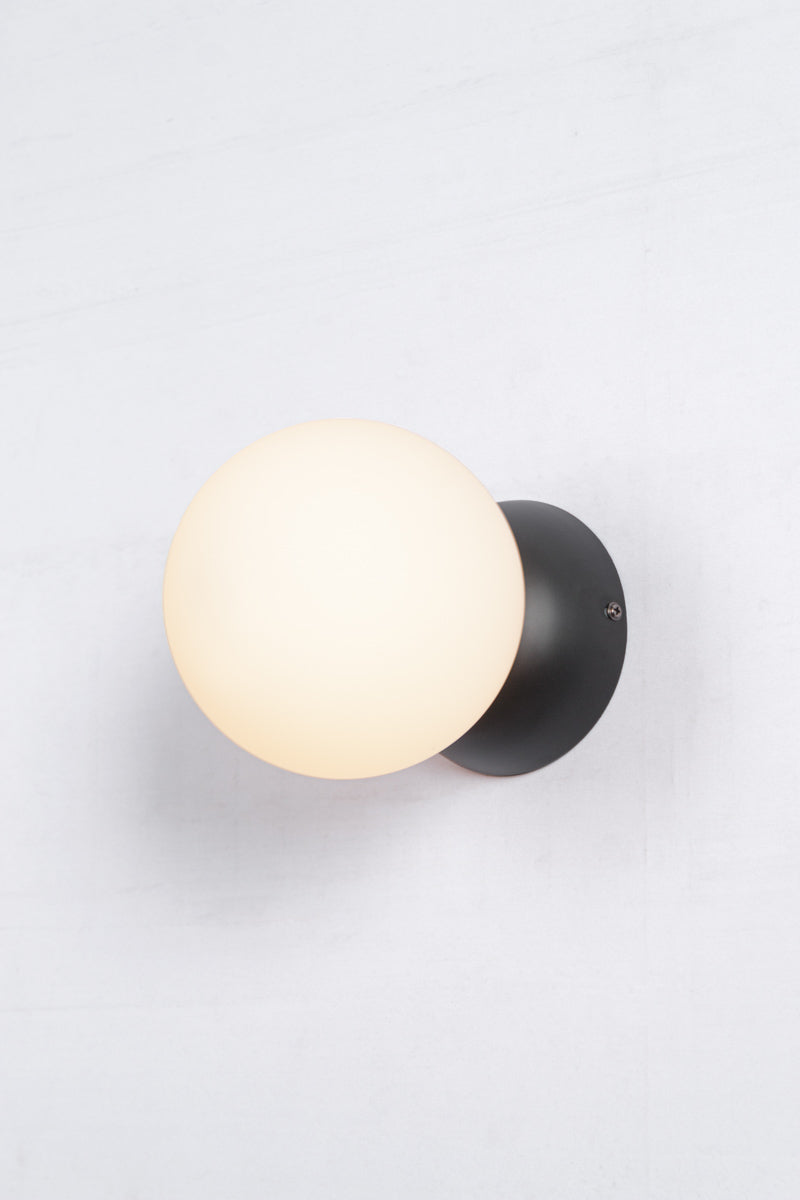 Oslo Glass Wall Light in black