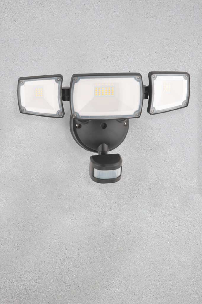 Triple head light with sensor