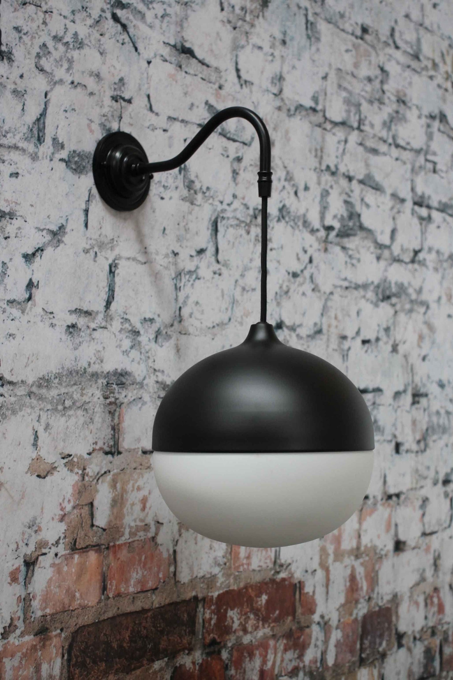 black-gooseneck-arm-wall-light