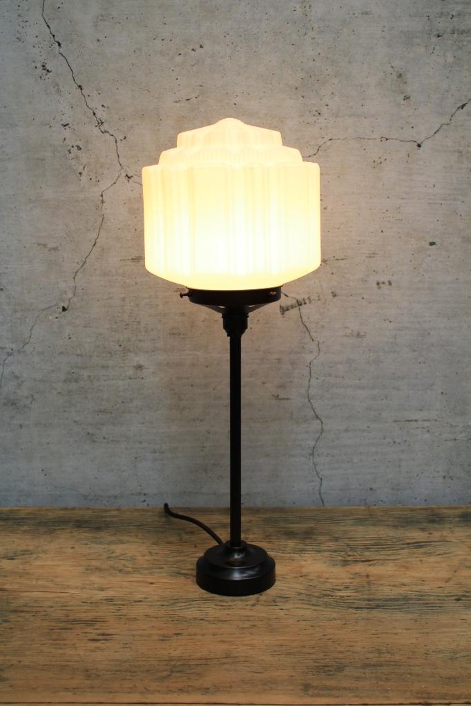 Art deco table lamp with black basee