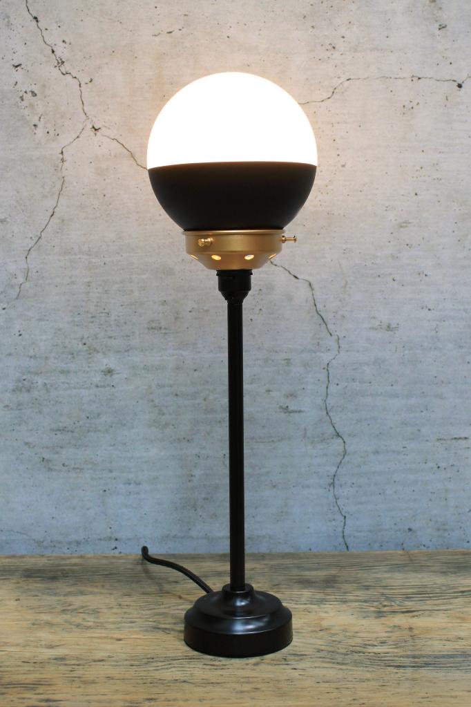 Black table lamp with gold gallery