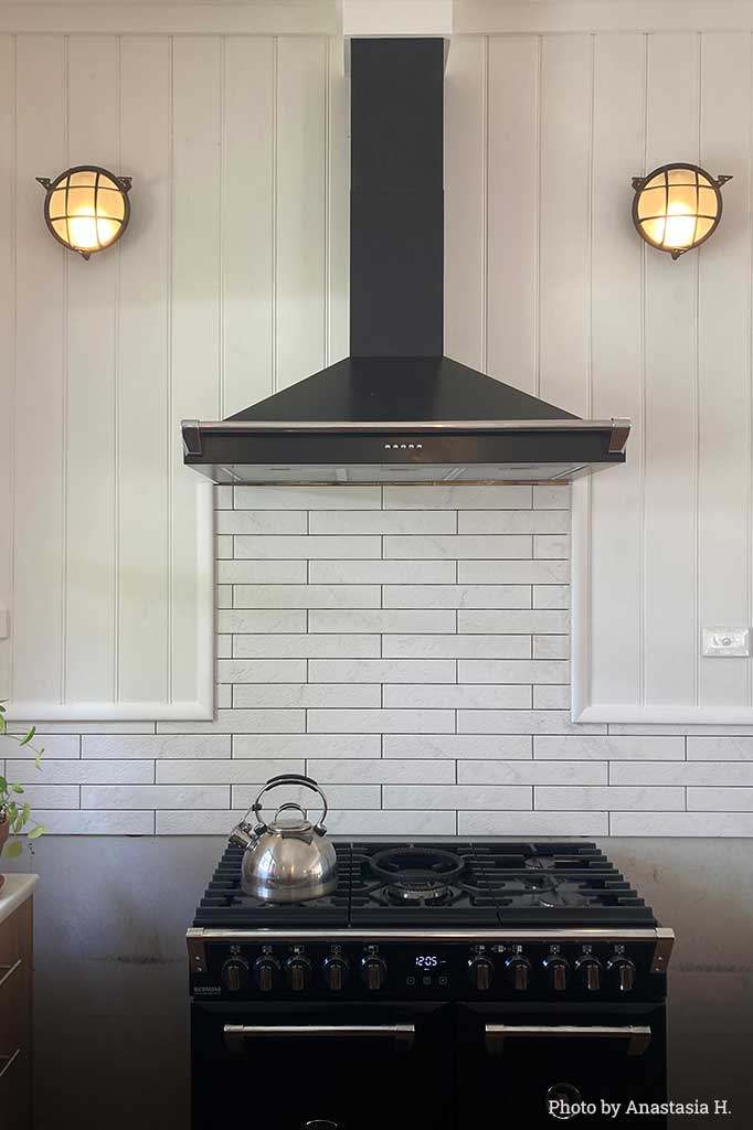 Bunker wall light in brass finish in the kitchen