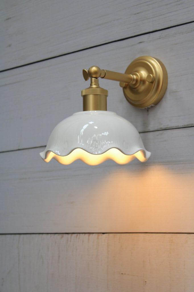 Wall light with gold short arm 