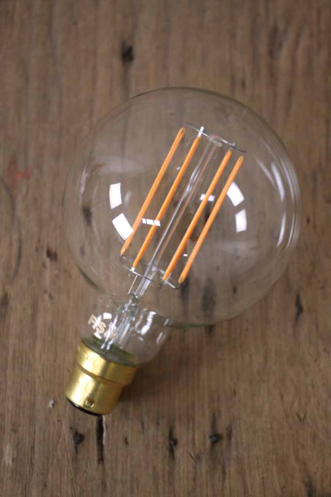 LED bulb with filaments