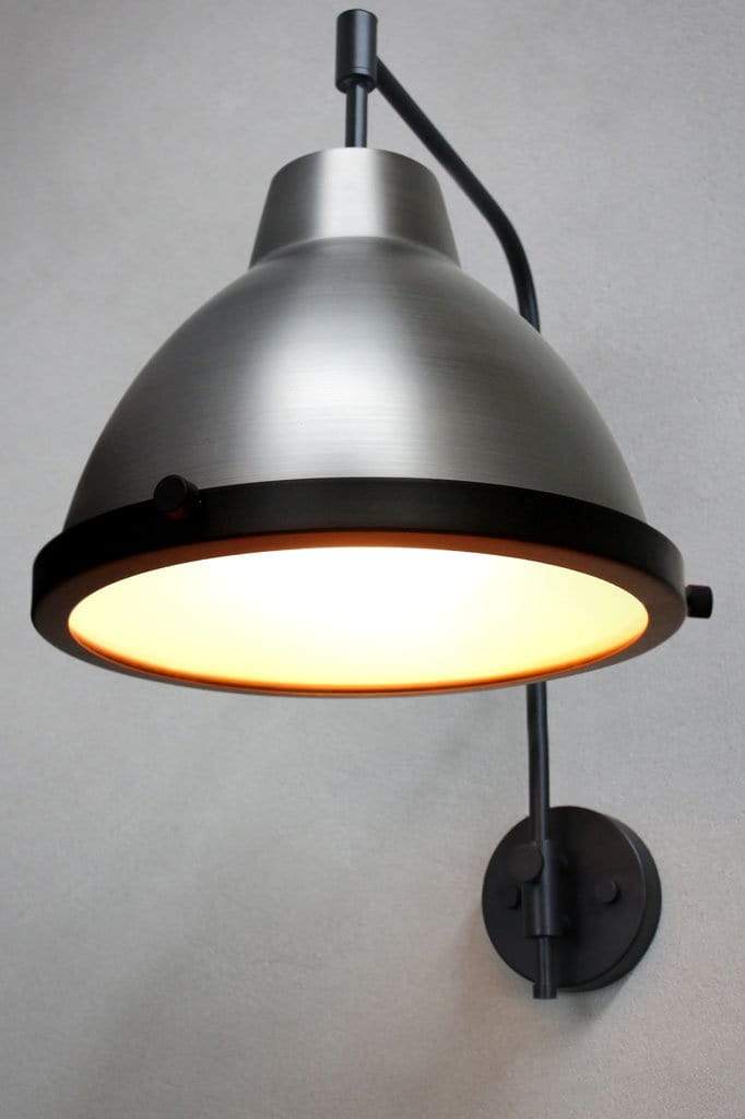 Steel wall lamp with flat glass cover