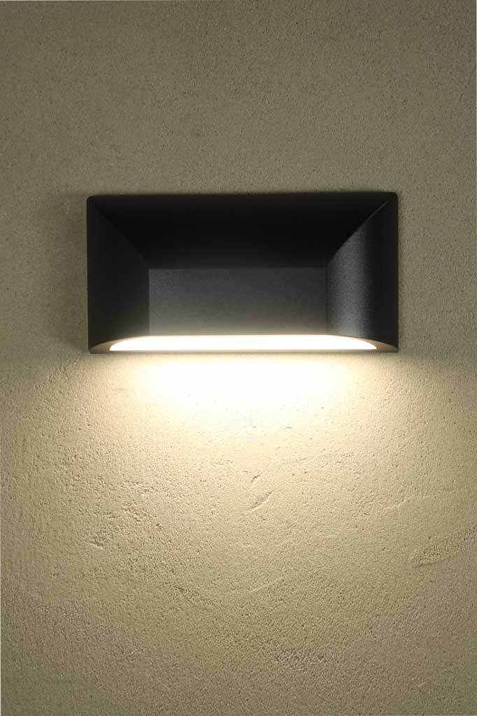 Horizontal wall light