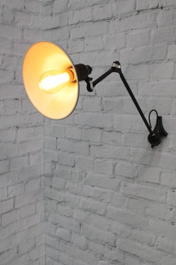 Wall light with tiltable shade